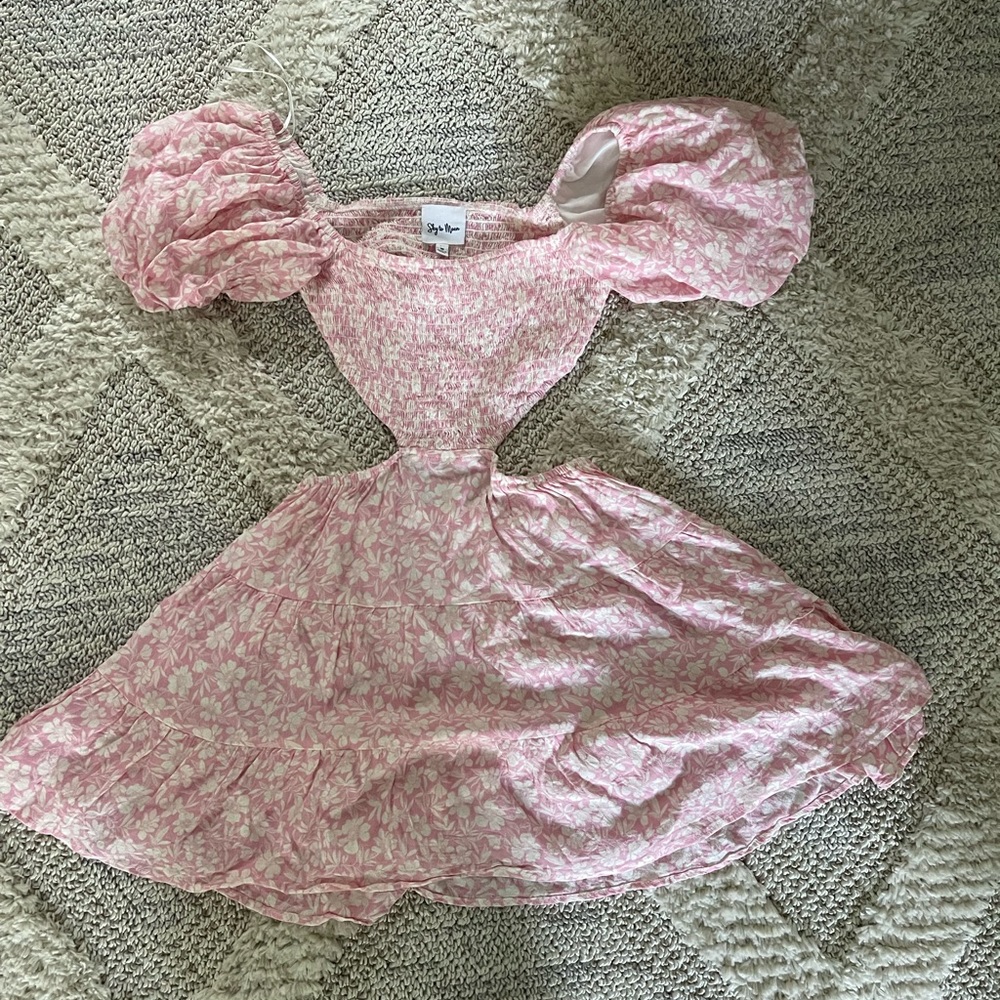 Perfect Vacation dress!! Sky To Moon brand pink and white flower cut out dress!